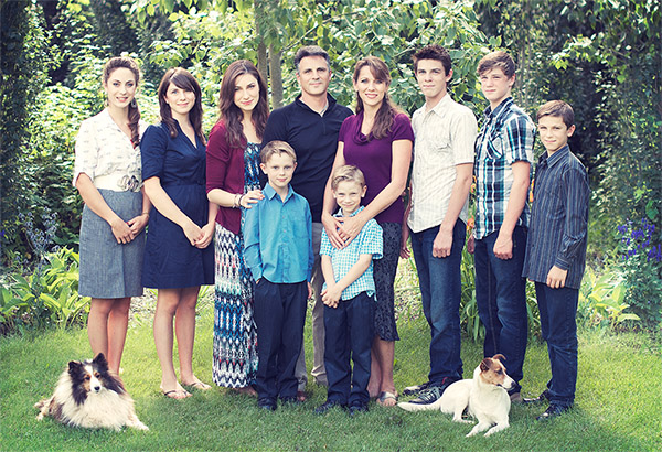 Mark & Lea and their 8 children (Summer 2014)