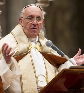 Paus Francis memberi isyarat semasa upacara penerimaan katekumen di Basilika St. Peter di Vatican