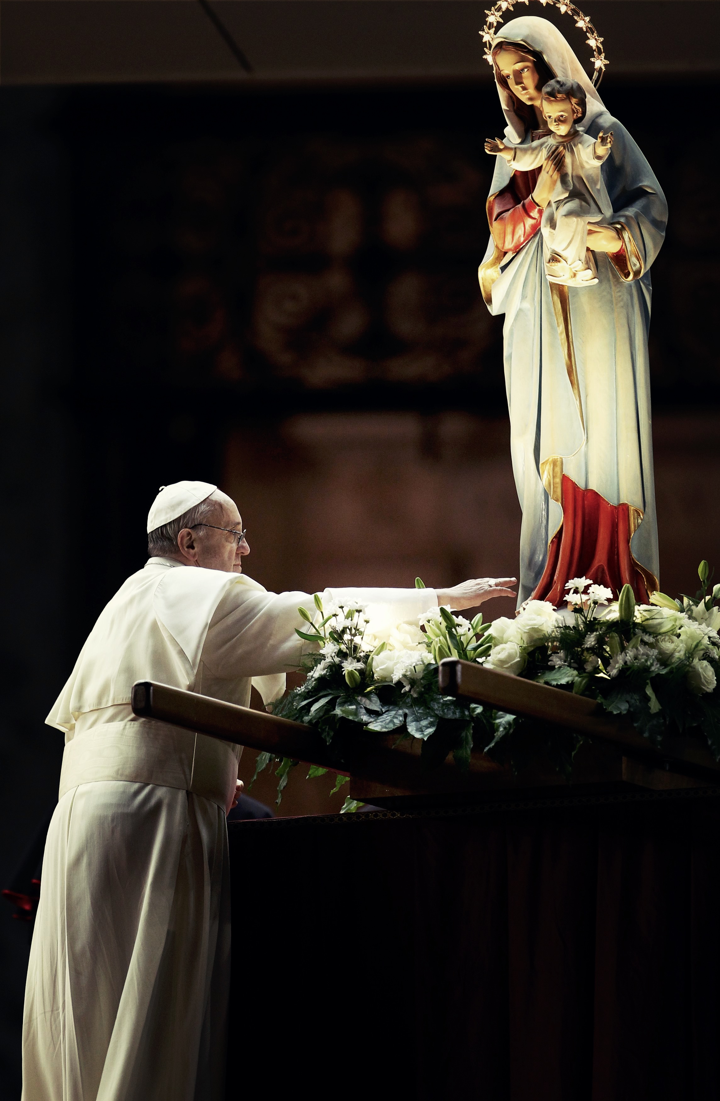 Pope Francis touches a Virgin Mary statue during a ceremony to mark the end of May at St. Peter's Square in the Vatican May 31, 2013.       REUTERS/Giampiero Sposito (VATICAN - Tags: RELIGION)